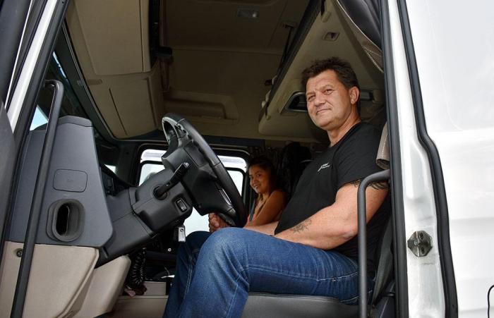 Ivar Rosten kjører for Suldal Transport. På denne turen har han selskap av Medly Eumague. Foto: Stein Inge Stølen