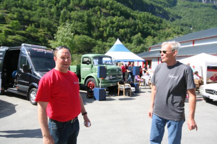 Jan Turlid (t.v.) i prat med ein av dei besøkjande.