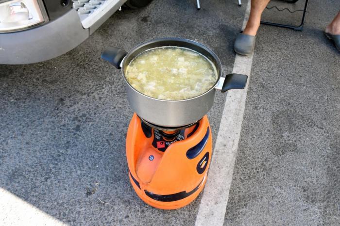 Primusen som han koker middagen på er i ferd med å gå tom for propangass. Den kan bare etterfylles i Spania. Men han aner ikke når han er tilbake. Foto: Stein Inge Stølen