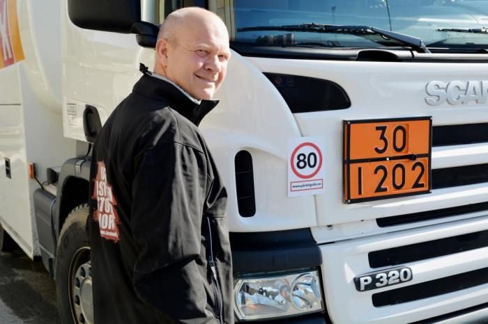 PÅ RIKTIG SIDE: Vi ønsker at fartsgrensene skal overholdes. Det gir færre ulykker og er med å heve omdømmet, samt at sjåførene får en bedre hverdag, sier prosjektleder i Norges Lastebileier-Forbund, Jens Olaf Rud. Foto: Stig Odenrud