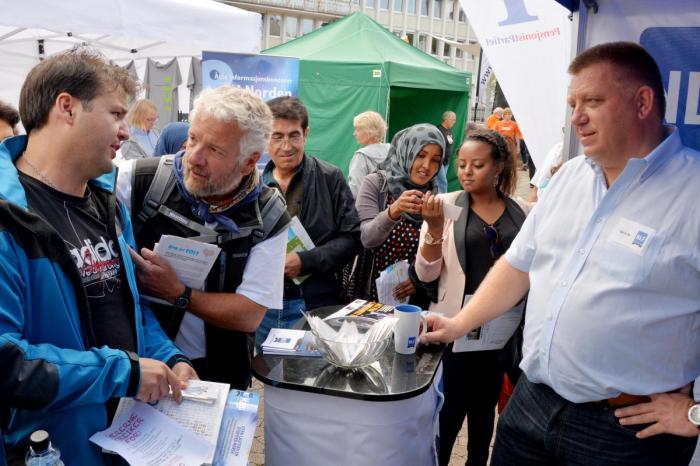 JOBBJAKT: Geir A. Mo bisto irakeren (t.v.) i hans jakt på jobb og førerkort. Foto: Stig Odenrud