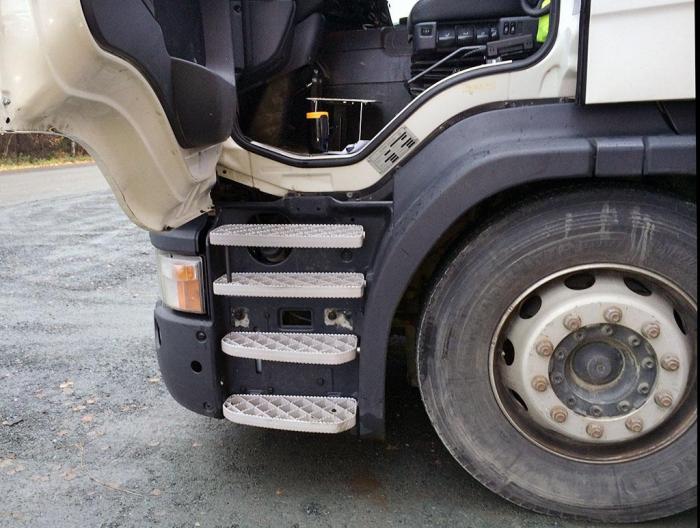 Så enkelt kan det gjøres. Et ekstra stigtrinn, noen justeringer på pedaler og et opphøyd fotbrett. Foto: Privat