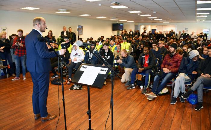 Her lanserer samferdselsminister Jon Georg Dale nyheten foran over hundre elever i VG1 og VG2 transportfag. Foto: Stein Inge Stølen