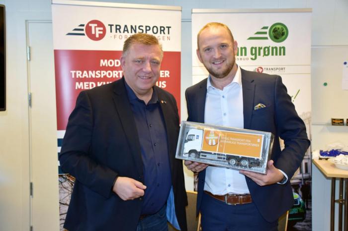 Jon Georg Dale vil videreføre dispensasjonen for de som har dette i dag. Her sammen med NLF-direktør Geir A. Mo. Foto: Stein Inge Stølen