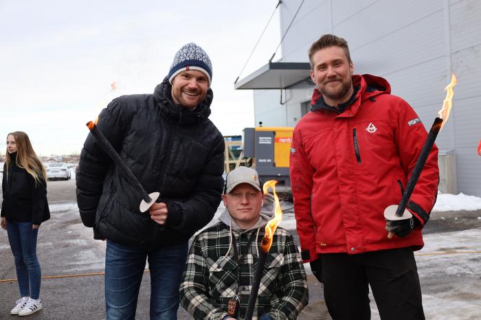 UFATTELIG  AT HAN ER BORTE: Jonas var en god ambassadør for lastebilnæringen. Han var med å tente kjettingilden under Kjetting NM i vinter. Her avbildet sammen med transportpolitisk talsperson,  Nils Kristen Sandtrøen (til venstre) og Erik «Bernie» Bergan (i midten). Foto: Elisabeth Nodland