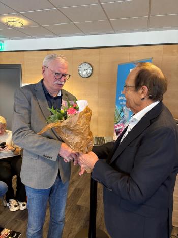 Kai Lindemark mottok 25-årsmerke av Erik Graarud