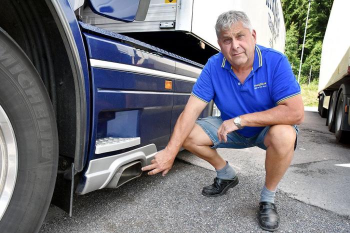 Kalle er veldig imponert over rensesystemet på sin Scania R730 med Euro VI-teknologi. Foto: Stein Inge Stølen