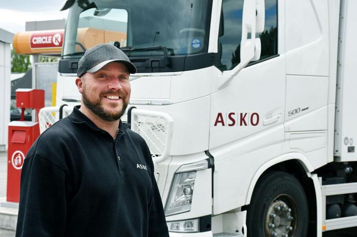 Kent Henning kjører en Volvo FH500 i fast distribusjon på Østlandet. Foto: Stein Inge Stølen