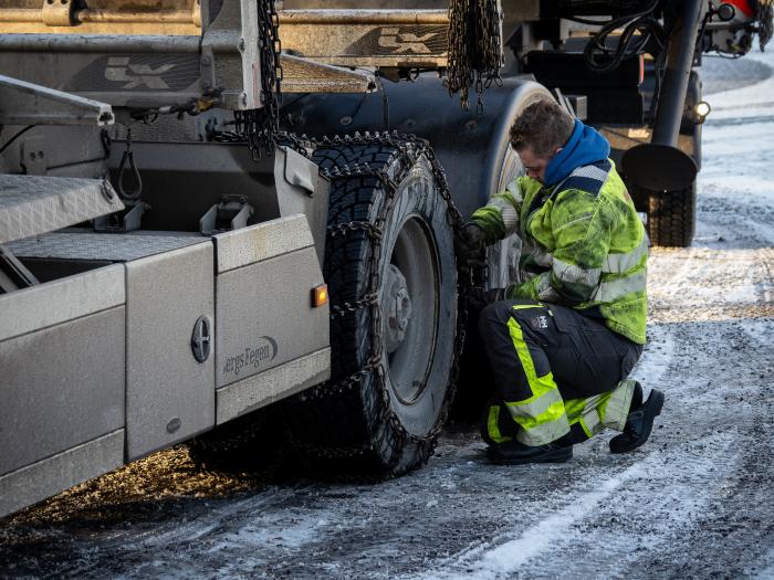 KJETTINGPÅLEGGING: Aleksander sjekker at kjettingene sitter skikkelig på. Foto: Jan Egil Sandstad