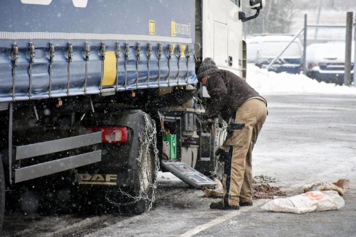 Denne rumenske sjåføren fikk ikke kjøre videre før han kunne vise at kjøretøyet hadde riktige kjettinger, og at han greide å legge disse på. Foto: Stein Inge Stølen