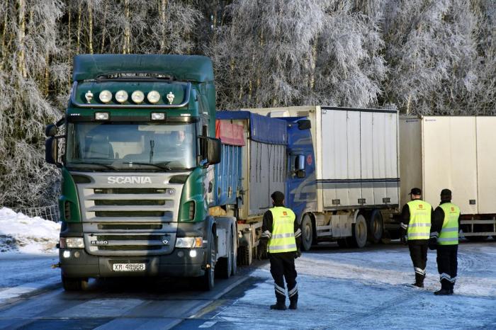 Kontrollørene i Statens vegvesen blir flinkere på å sile ut de som har alt på stell, og bruker mer tid på de som har mangler, som her på Støkken kontrollstasjon. Foto: Stein Inge Stølen