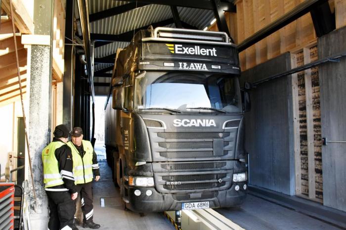 Med avansert testutstyr kan alle tekniske feil og mangler avdekkes raskt og effektivt. Denne traileren hadde utstyret i orden. Foto: Stein Inge Stølen