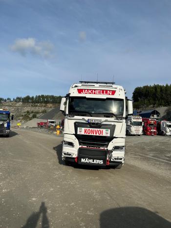 Jakhelln ledet an i konvoien