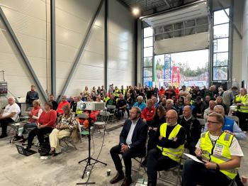 Omkring 100 personer deltok i debattmøtet