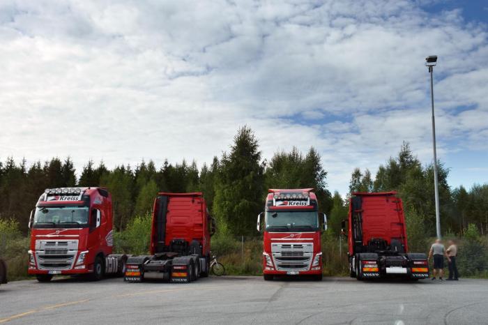 Dette bildet er tatt i august 2020. Kreiss-trekkvognene står på rad og rekke inne på MOWIs anlegg. Foto: Stein Inge Stølen