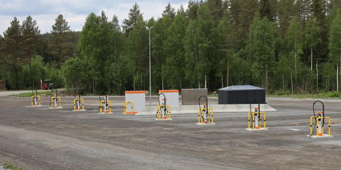 ÅTTE NYE LADERE: På tomten til Ruuds Transport er det oppført åtte ladepunkter. Foto: Elisabeth Nodland