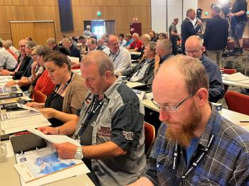 Dyp konsentrasjon før debattene satt i gang.