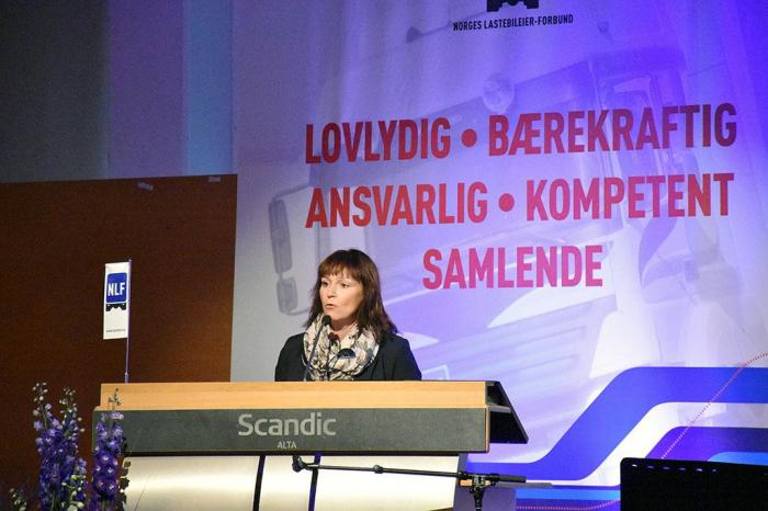 Ordfører Monica NIelsen ønsket lastebileierne velkommen til Alta. Foto: Stein Inge Stølen