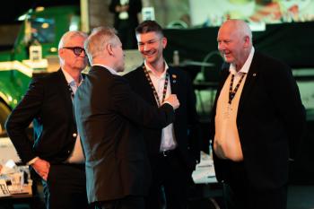 Administrerende direktør Knut Gravråk og leder Tore Velten i samtale med samferdselsministeren. Foto: Jan Egil Sandstad