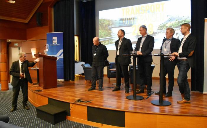 Topptung forsamling: Vegdirektør Terje Moe Gustavsen kommer med sine innspill i debatten mellom lastebildirektørene på NLFs Transportkonferanse, ledet av Jan Erik Larssen. Foto: Stein Inge Stølen