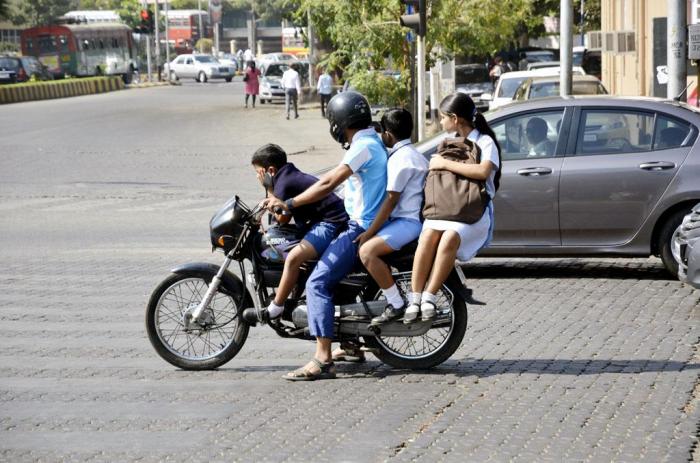 Dette var en av få motorsyklister vi så med hjelm på hodet. Resten av familien måtte klare seg uten. Foto: Stein Inge Stølen
