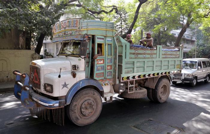 Dette kan vel i beste fall kalles manuell lastsikring. Foto: Stein Inge Stølen