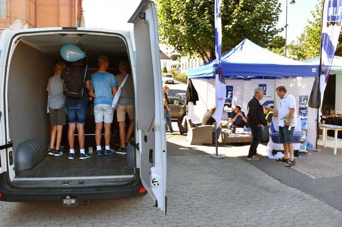 Mens de voksne lærer om lastebilnæringens utfordringer, kan de unge kose seg bak rattet på simulatoren. Og omvendt. Foto: Stein Inge Stølen