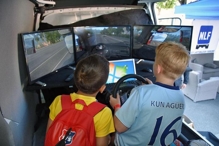 Filip og August (begge 9 1/2 år) klarte å holde lastebilen på vegen. Til en viss grad. Foto: Stein Inge Stølen
