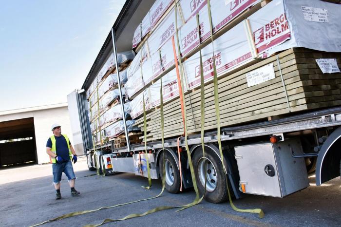 Stig Henning henter ofte trelast hos Bergene Holm på Skarnes. Her sikres godset etter alle kunstens regler. Foto: Stein Inge Stølen