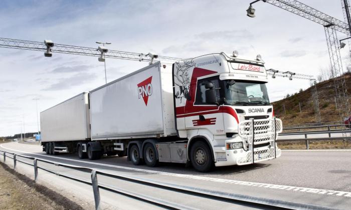 I Norge kan et modulvogntog være 25,25 meter langt og veie inntil 60 tonn. I Finland vil det fra 21. januar kunne benyttes nesten ti meter lengre vogntog, med totalvekt på inntil 76 tonn. Foto: Stein Inge Stølen