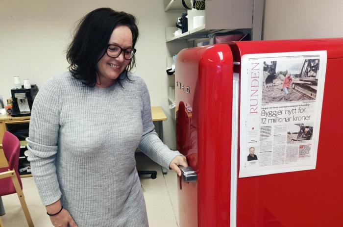 Ann-Kathrin er en aktiv kvinne og har sittet flere perioder i kommunestyret, men nå er det fullt fokus på Lesja Bulldozerlag. Det røde Smeg-kjøleskapet er «arv» fra tidligere kafédrift som Ann-Kathrin var med på. Foto: Guttorm Tysnes