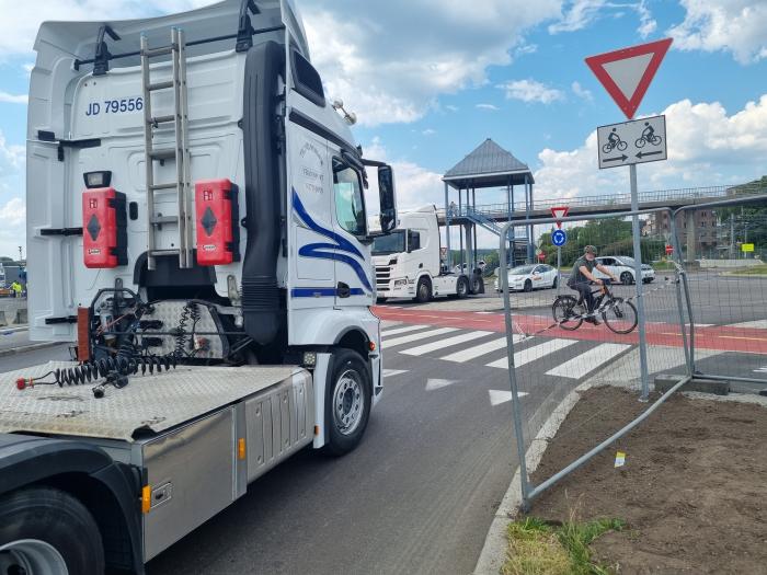FARLIG: Sjåføren får blindsoner fra begge sider, uavhengig om de kjører inn eller ut av rundkjøringen. Foto: Guttorm Tysnes