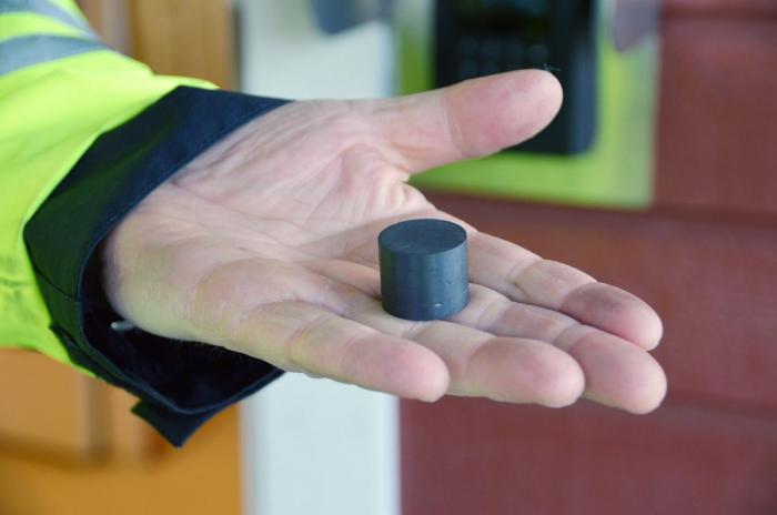 Slik manipulerte man tachografen i «gamle dager», med en magnet på girkassa. Det var mye enklere å oppdage. Foto: Monica Knoff / Statens vegvesen