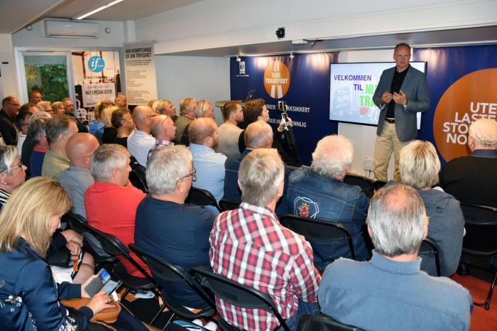 Samferdselsministeren er en av flere politikere som lover motstand mot den foreslåtte mobilitetspakken i EU. Bildet er tatt under statsrådens innlegg på NLFs medlemsmøte under Arendalsuka. Foto: Stein Inge Stølen
