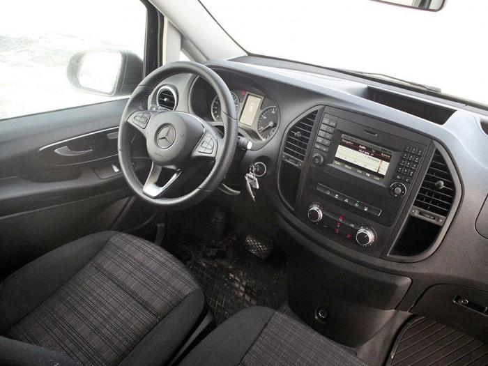 Førerplassen er komfortabel og plassen er god. Kjørestillingen minner aller mest om den man finner i en personbil. Foto: Jan Harry Svendsen