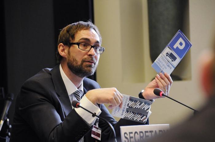 Delegasjonsleder Michael Nielsen i IRUs EU-delegasjon kommer med siste nytt fra Brussel rundt EUs planlagte veipakke. Foto: IRU