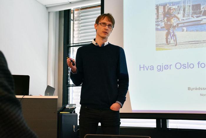 Byrådssekretær Daniel Rees (MDG) satte miljødifferensierte bompenger og rushtidsavgift på agendaen. Foto: Stein Inge Stølen