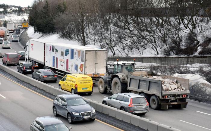 Gjelder også traktorer: Mange traktorer benyttes til transport på offentlig veg. Fra februar 2019 vil også disse være underlagt krav om EU-godkjenning. Foto: Stein Inge Stølen