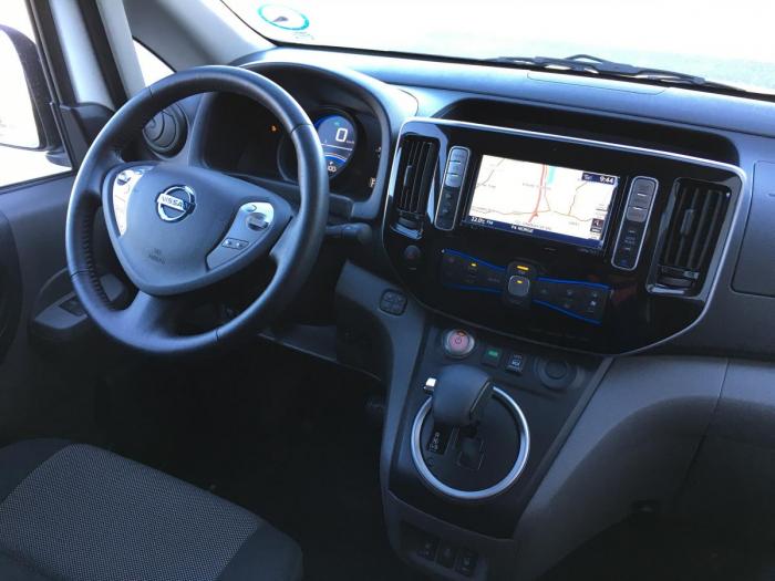 MODERNE: Heldigitalt førermiljø med gode tilkoblingsmuligheter for telefon og blåtann. Høyt utstyrsnivå.