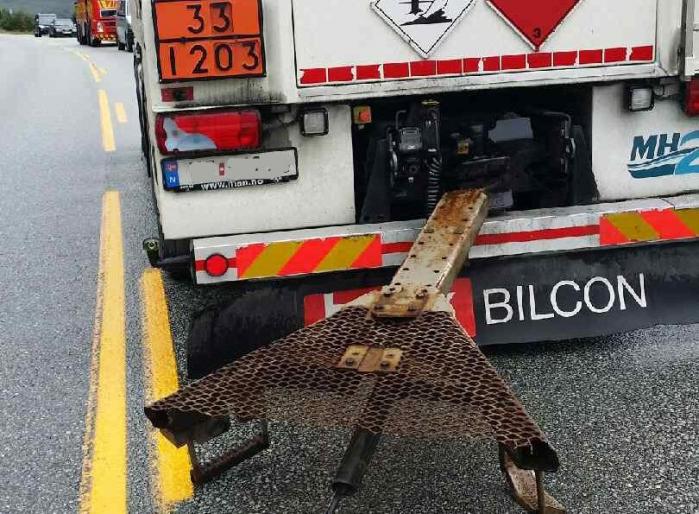 Restene av draget ble sittende igjen i lastebilen etter at hengeren løsnet. Foto: Politiet