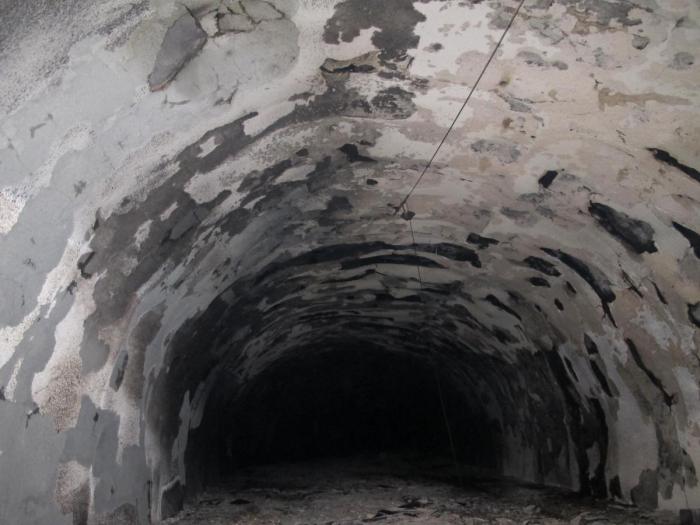 Skader på tunnelløpet på det stedet tanktilhengeren sto. Bildet er tatt i den retningen hvor røyken ble ventilert. Foto: Havarikommisjonen