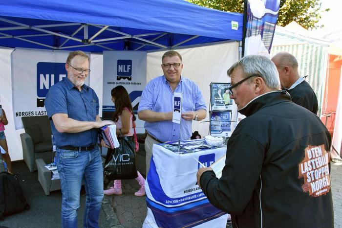 Det er høy aktivitet på NLFs stand under Arendalsuka. Administrerende direktør Geir A. Mo og viseadm. direktør Jan-Terje Mentzoni er på plass. Foto: Stein Inge Stølen