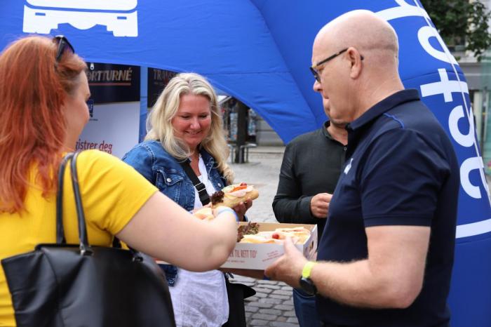 NLFs Jens Olaf Rud passet på at gjestene fikk i seg noe å spise. Foto: André Kjernsli