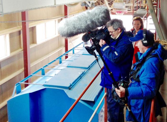 LASTING: Frå opplastinga av kraftfôr før avreise frå Lom. Foto: Tor Arne Sandviken