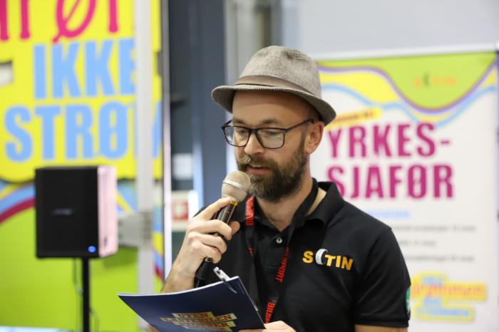 ET FLOTT ARRANGEMENT: Øivind Aksberg, som sitter i kjettingkomitéen og jobber som opplæringskonsulent i Opplæringskontoret for service og samferdsel (OSS), gleder seg til en spennende dag med mange gode kjettinghelter.  Foto: André Kjernsli