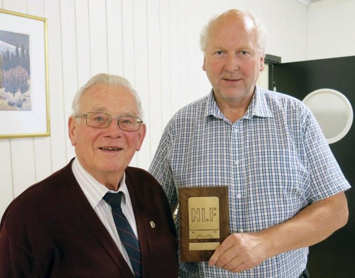 TROFAST: Det er noen år siden 78 år gamle Olav Ødegård (t.v.) sluttet med lastebiler, men han har vært trofast NLF-er også som pensjonist. Takk for innsatsen, Olav, sier forbundsleder Tore Velten. Foto: Guttorm Tysnes