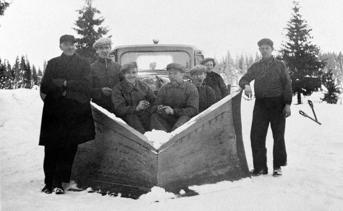 Brøytebilde fra 1937, året før Olav kom til verden. Denne plogen står nå utstilt på Norsk Vegmuseum ved Hunderfossen. Ludvig Ødegård er nummer to fra høyre, bak ved bilen. Foto: Privat