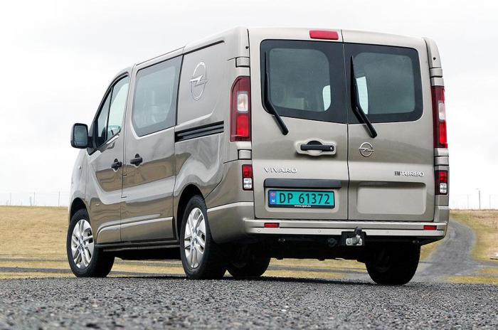Bakdørene er delt. Som standard kommer Vivaro med skyvedør på høyre side. Skyvedør på venstre side kan leveres mot et pristillegg på 3500 kroner.  Foto: Jan Harry Svendsen