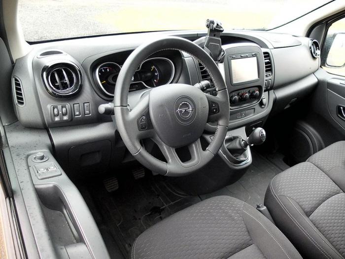 Vivaro deler til en stor del interiør med Renault Trafic. Førermiljøet er oversiktlig og velfungerende. Foto: Jan Harry Svendsen