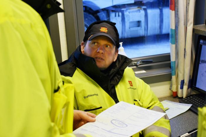 Ove Mareno Skogheim ved Romerike kontrollstasjon mener henleggelsesandelen ved ulovlig kabotasje lenge har vært på over femti prosent. Samtidig ser han en klar forbedring det siste året. Foto: Stein Inge Stølen